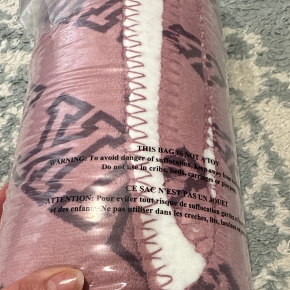Victoria's Secret Pink Logo fleece Sherpa Throw NEW!!! never opened - Picture 2 of 3